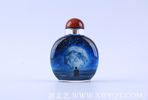 万欢内画鼻烟壶作品《悟》系列1正面 规格：9.4cmx7.5cmx3cm 创作年代：2017年